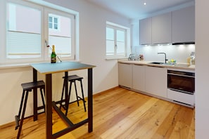 Fridge, oven, stovetop, dishwasher - GipfelWerk - Your stylish home office & vacation home in Garmisch-Partenkirchen (Garmisch-Partenkirchen)