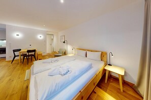 Desk, travel cot, free WiFi, bed sheets - GipfelWerk - Your stylish home office & vacation home in Garmisch-Partenkirchen (Garmisch-Partenkirchen)
