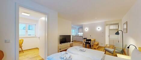 Escritorio, cuna de viaje, wifi gratis y ropa de cama