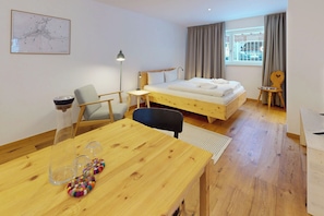 Desk, travel cot, free WiFi, bed sheets - GipfelWerk - Your stylish home office & vacation home in Garmisch-Partenkirchen (Garmisch-Partenkirchen)