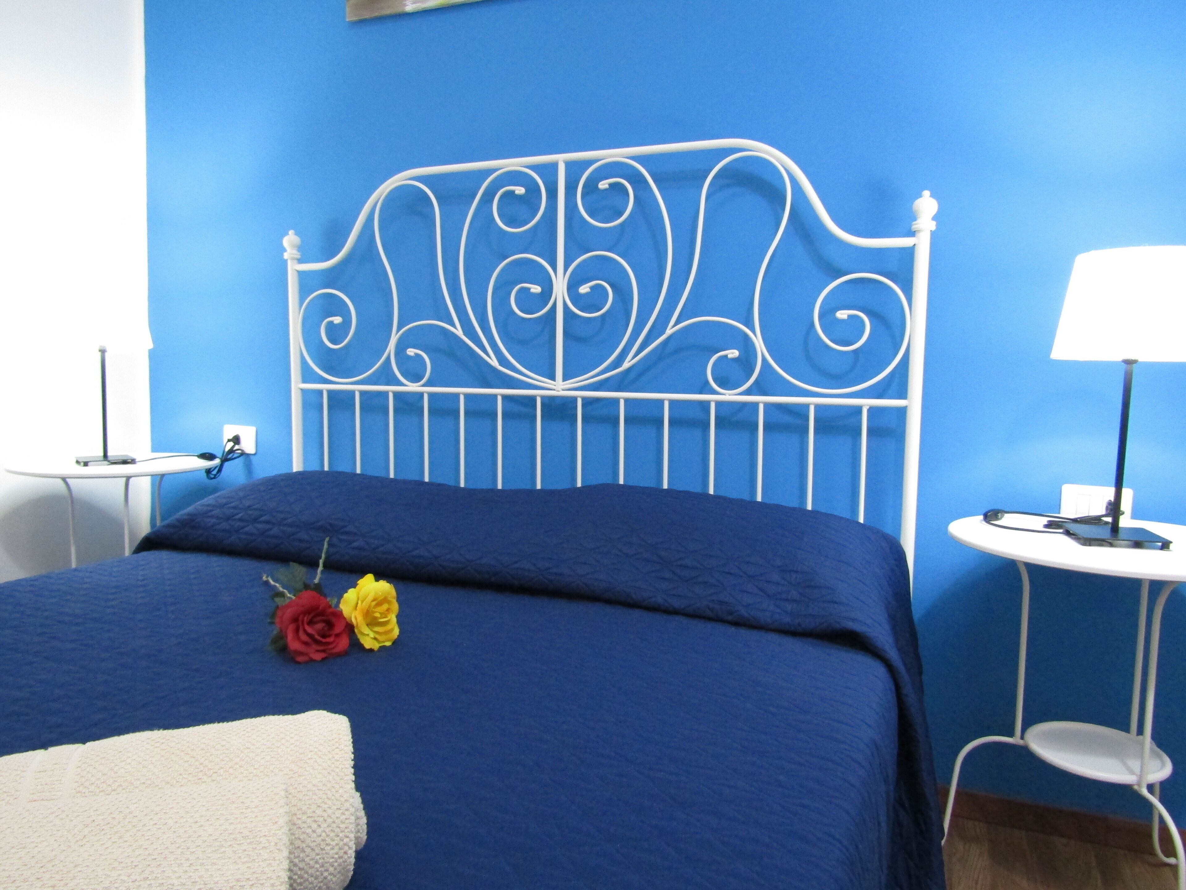 Tabla de planchar con plancha, internet y ropa de cama 