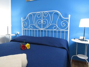 Tabla de planchar con plancha, internet y ropa de cama 