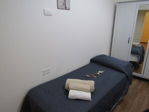 Tabla de planchar con plancha, internet y ropa de cama 