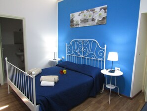 Tabla de planchar con plancha, internet y ropa de cama 