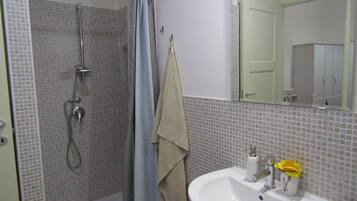 Asciugacapelli, asciugamani, sapone, carta igienica
