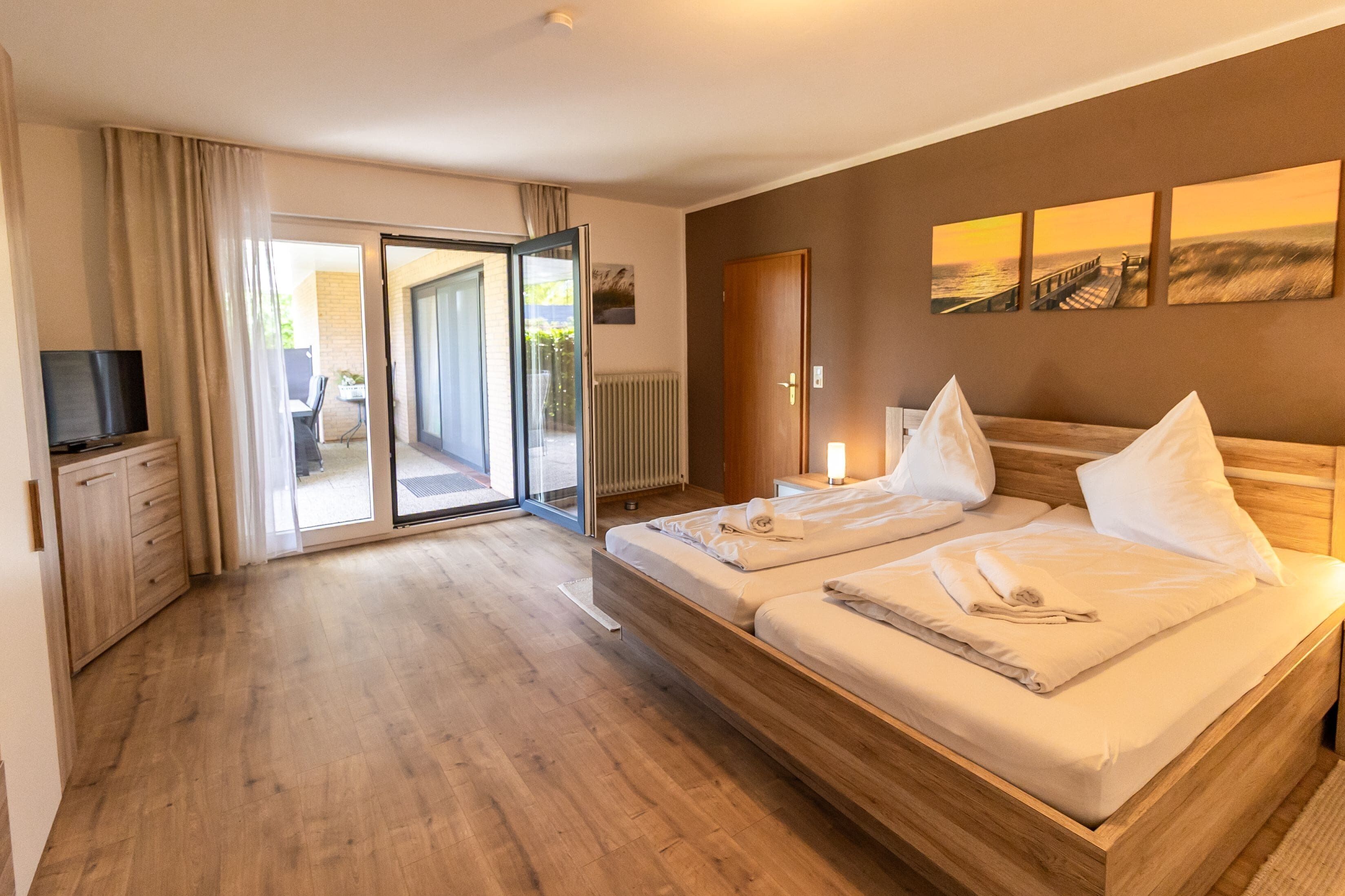 2 bedrooms, travel cot, free WiFi, bed sheets