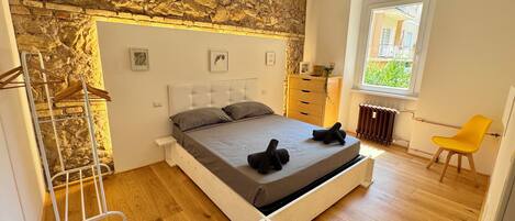 1 camera, una cassaforte in camera, una scrivania, ferro/asse da stiro