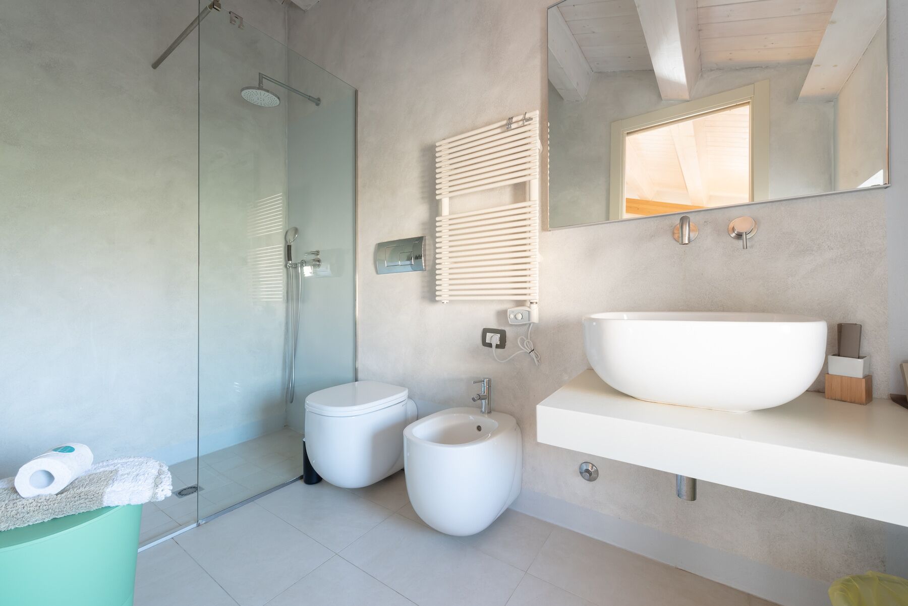 Dusche, umweltfreundliche Kosmetikartikel, Haartrockner, Bidet
