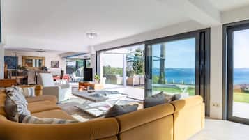 Téléviseur, table de ping-pong