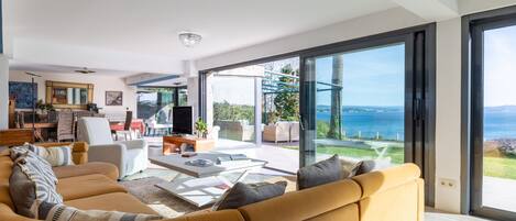 Téléviseur, table de ping-pong