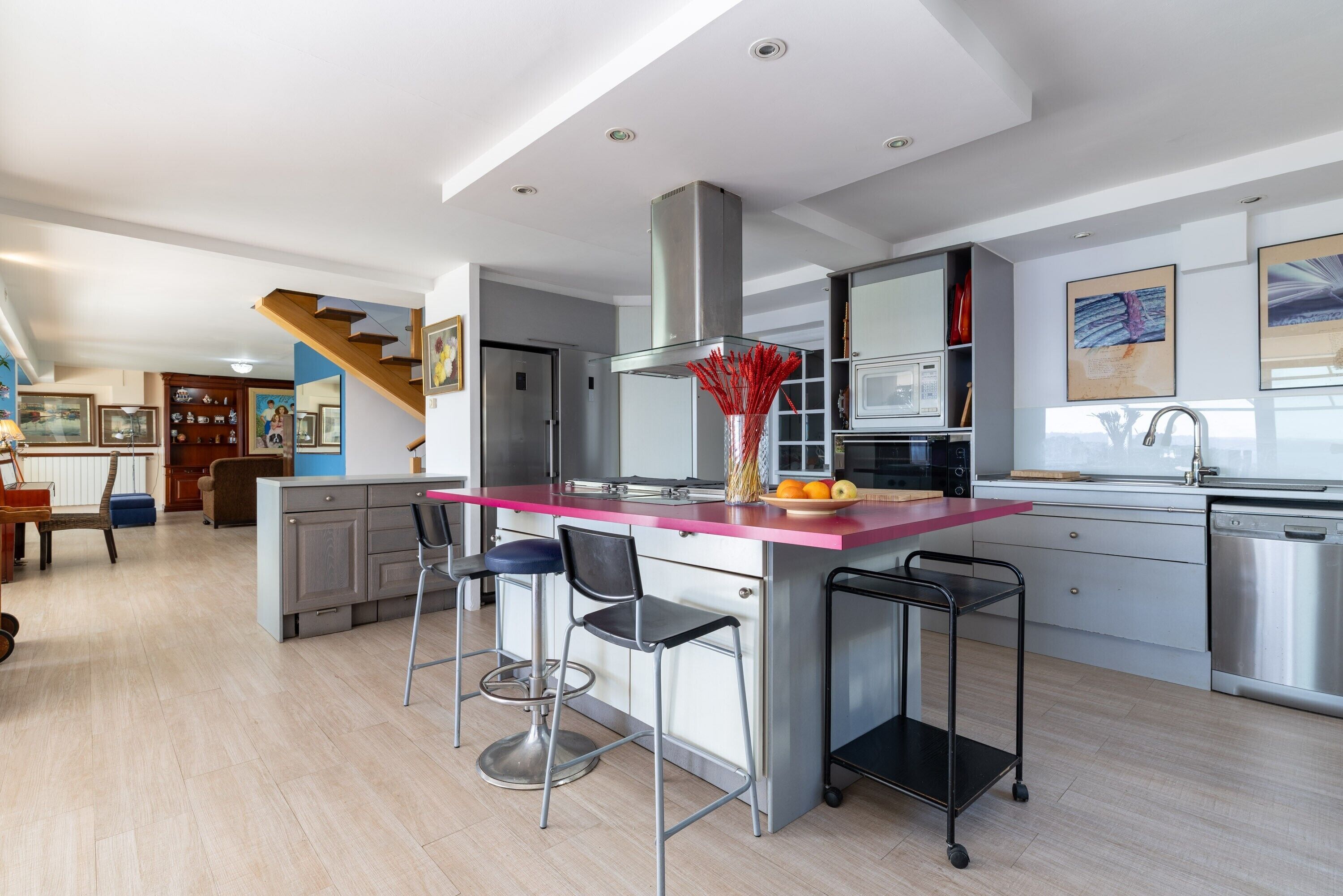 Réfrigérateur, four à micro-ondes, un four, surface de cuisson