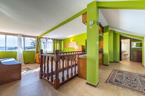 6 bedrooms, iron/ironing board, WiFi, bed sheets