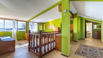 6 bedrooms, iron/ironing board, WiFi, bed sheets