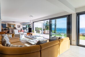 TV, ping pong - Luxury Seafront Villa in the Ares Estuary with Private Beach Access – Perfect for Families & Groups (A Coruña)