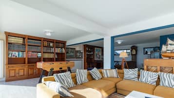 Téléviseur, table de ping-pong