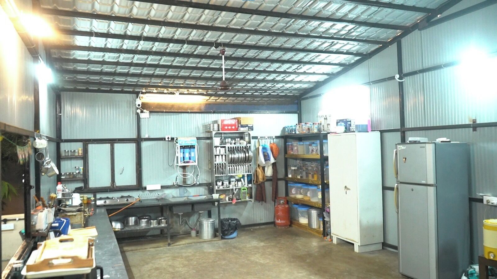 المنشأة من الداخل