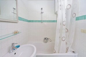 Hair dryer, bidet, towels, toilet paper - Colosseum Apartment Renovated (Roma)