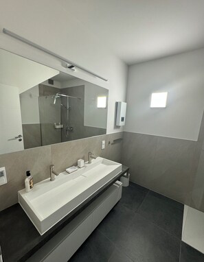 Comfort House, 2 Bedrooms | Bathroom - Two-bedroom House Lara Denona (Novalja)