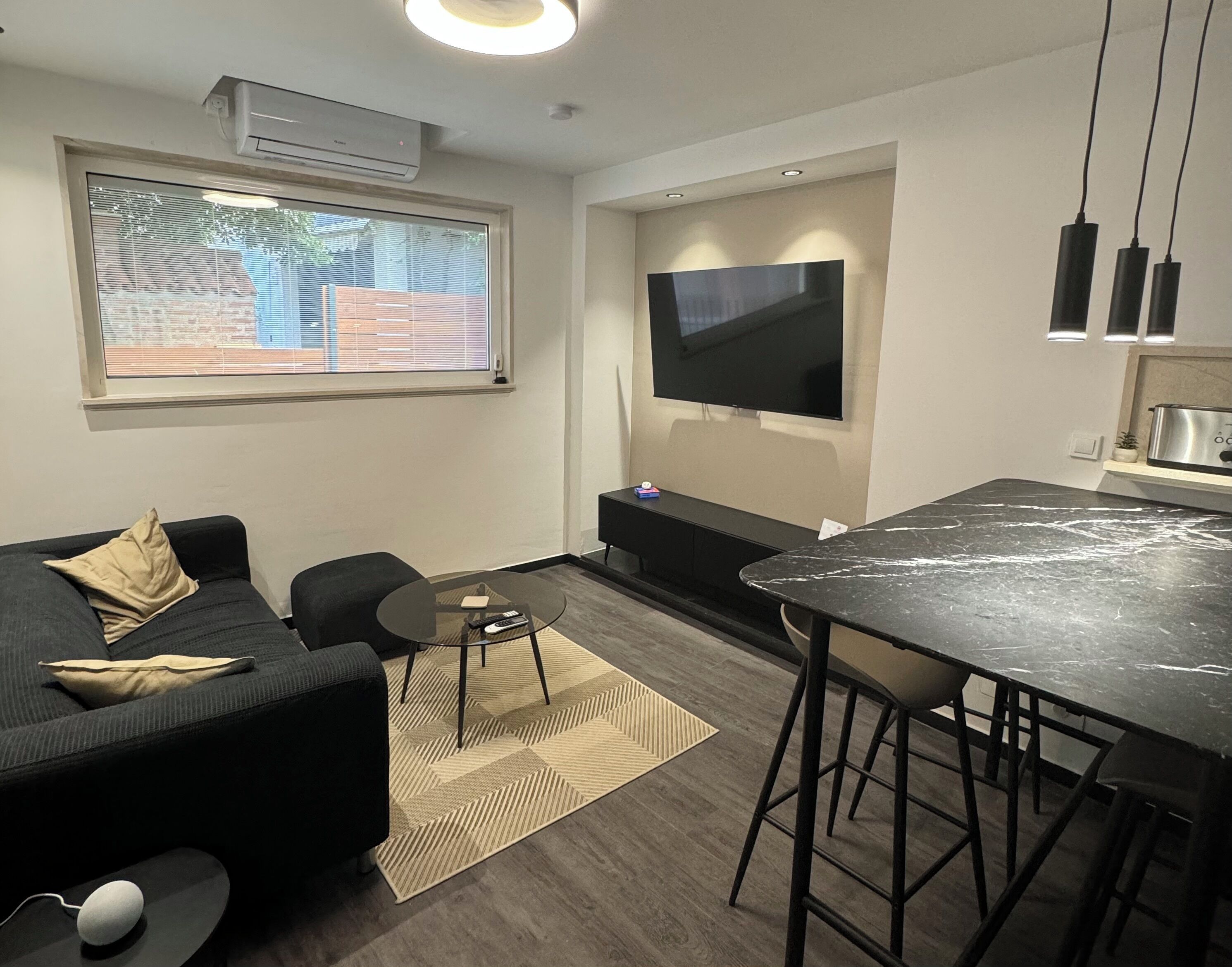 Nhà tiện nghi đơn giản, 2 phòng ngủ | Khu phòng khách | TV 50-cm có truyền hình vệ tinh 