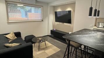 Nhà tiện nghi đơn giản, 2 phòng ngủ | Khu phòng khách | TV 50-cm có truyền hình vệ tinh