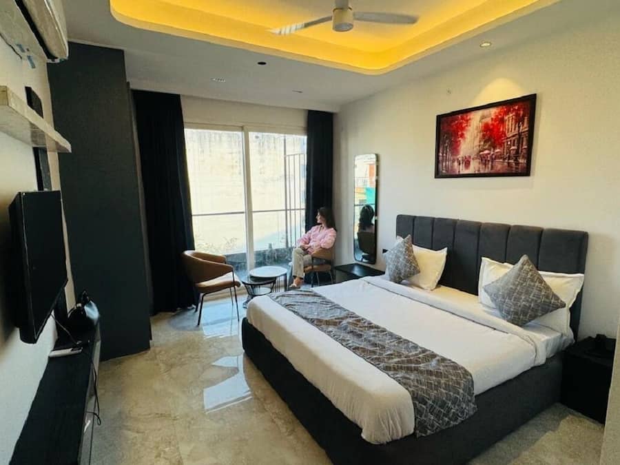 Quarto casal básico | Escrivaninha, espaço de trabalho para notebook, Wi-Fi de cortesia