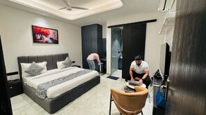 Grand Room | Desk, laptop workspace, free WiFi - Reebah Grande (Gurugram)