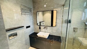 Habitación estándar con 1 cama doble o 2 individuales | Baño | Toallas, jabón y champú