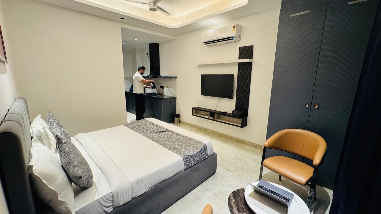 Comfort Room | Desk, laptop workspace, free WiFi