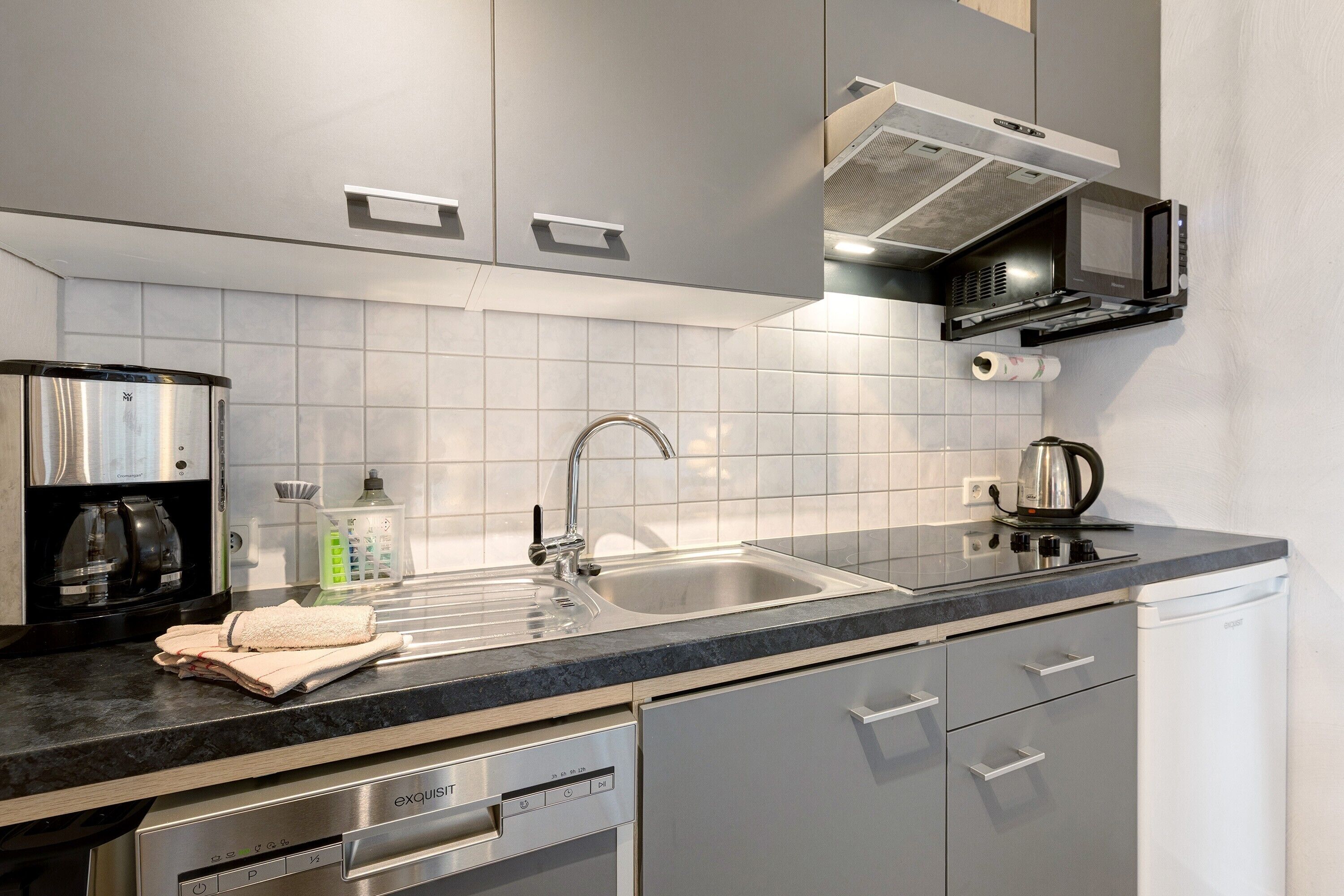 Kühlschrank, Mikrowelle, Herdplatte, Geschirrspüler
