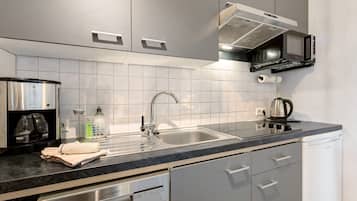 Kühlschrank, Mikrowelle, Herdplatte, Geschirrspüler