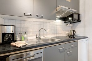 Réfrigérateur, micro-ondes, plaque de cuisson, lave-vaisselle