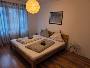 2 habitaciones, tabla de planchar con plancha, wifi y ropa de cama 