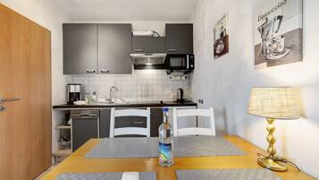 Fridge, microwave, stovetop, dishwasher