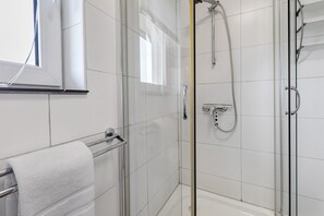 Shower, hair dryer, towels - Apartment No.2 with Balcony (Attendorn)