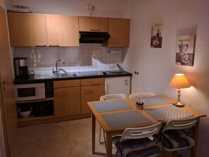 Køleskab, mikrobølgeovn, kogeplade, kaffe-/temaskine