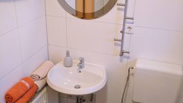 Dusche, Haartrockner, Handtücher