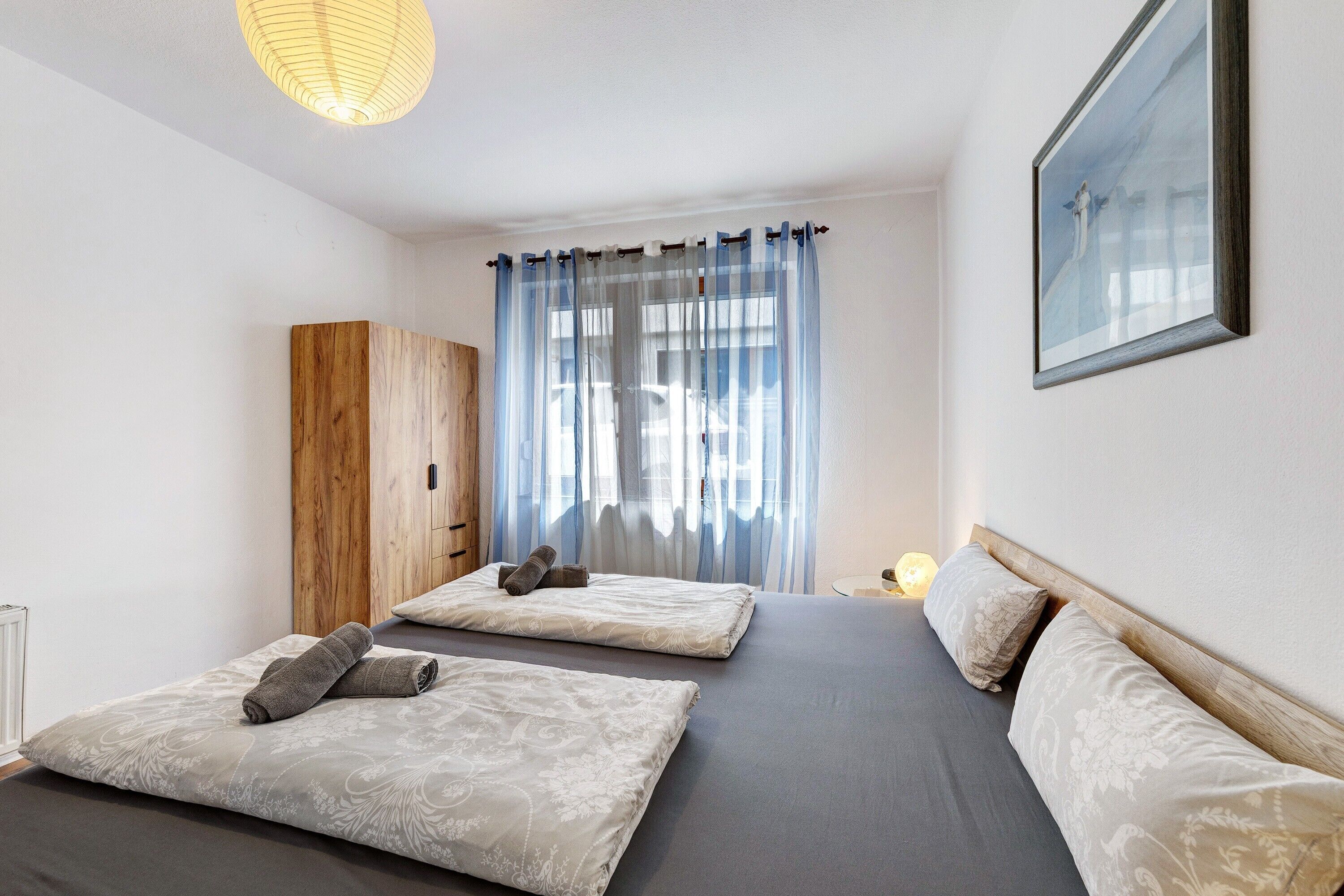 2 habitaciones, tabla de planchar con plancha, wifi y ropa de cama 