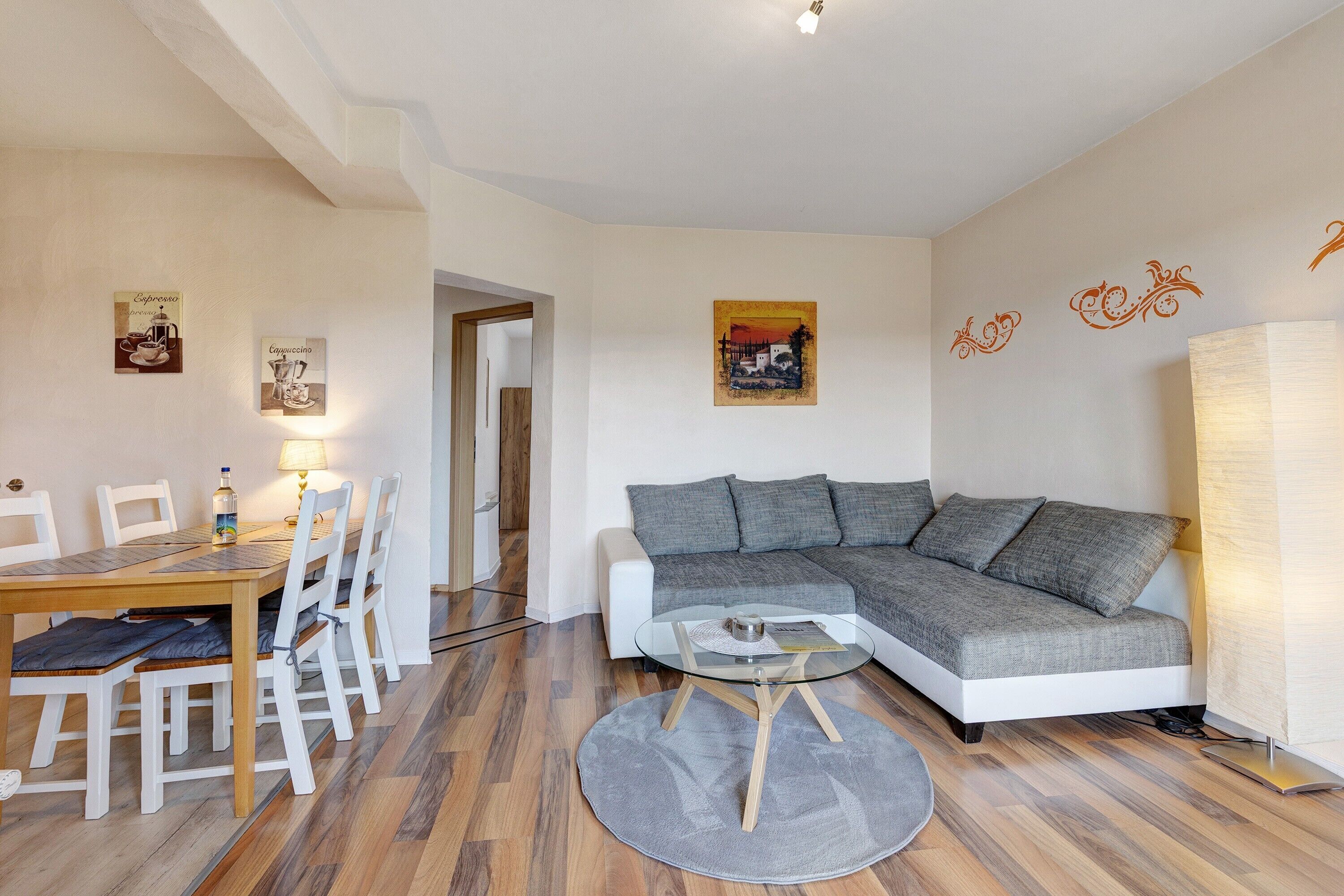 Una televisión, un reproductor estéreo