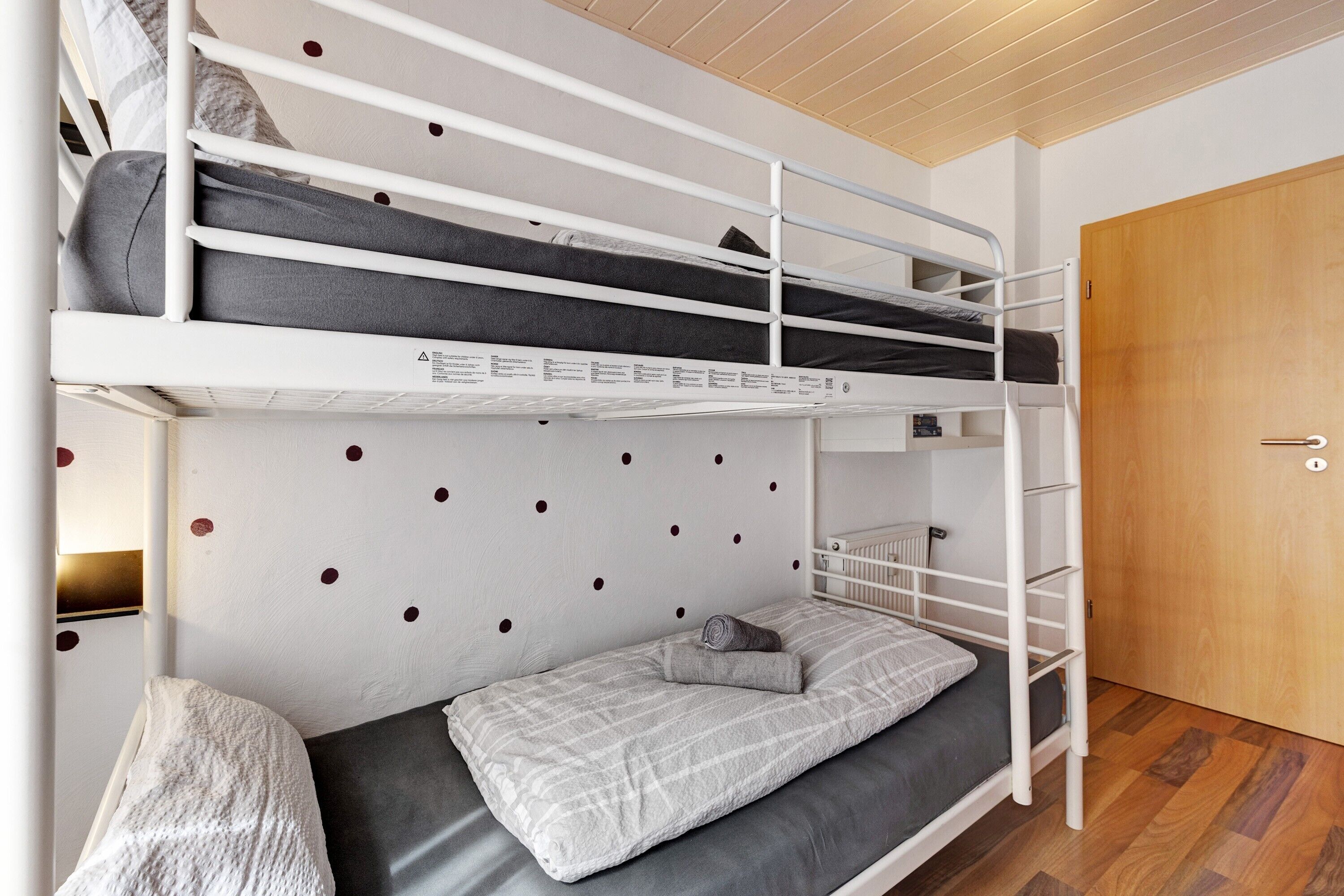 2 habitaciones, tabla de planchar con plancha, wifi y ropa de cama 