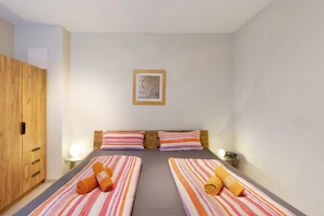 Tabla de planchar con plancha, wifi, ropa de cama