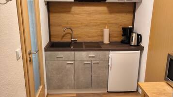 Réfrigérateur, micro-ondes, plaque de cuisson, cafetiÚre/bouilloire