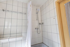Ducha, secador de pelo y toallas