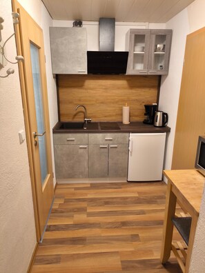 Fridge, microwave, stovetop, coffee/tea maker - Single Apartment / Single Room (Attendorn)