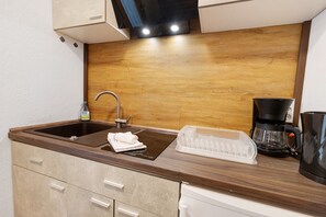 Frigorífico, microondas, placa de cocina y cafetera o tetera