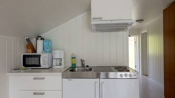 Basic Double or Twin Room, Balcony, Sea View | Private kitchen | Stovetop, cookware/dishes/utensils