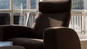 Una habitación moderna con un ventanal grande que ofrece vistas a la montaña.