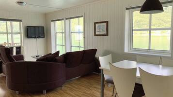 Familieleilighet, balkong, sjøutsikt | Spiseområde