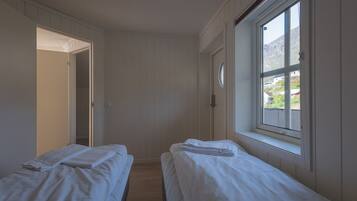 Familiesuite, balkong, sjøutsikt | Skrivebord for bærbar PC og wi-fi (inkludert)