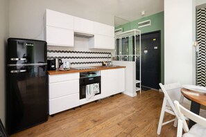 Kühlschrank, Mikrowelle, Ofen, Herdplatte