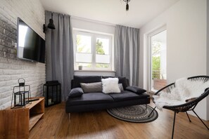 TV - Łódź Business Suite - Terrace, Parking, Workspace - by Rentujemy (Łódź)